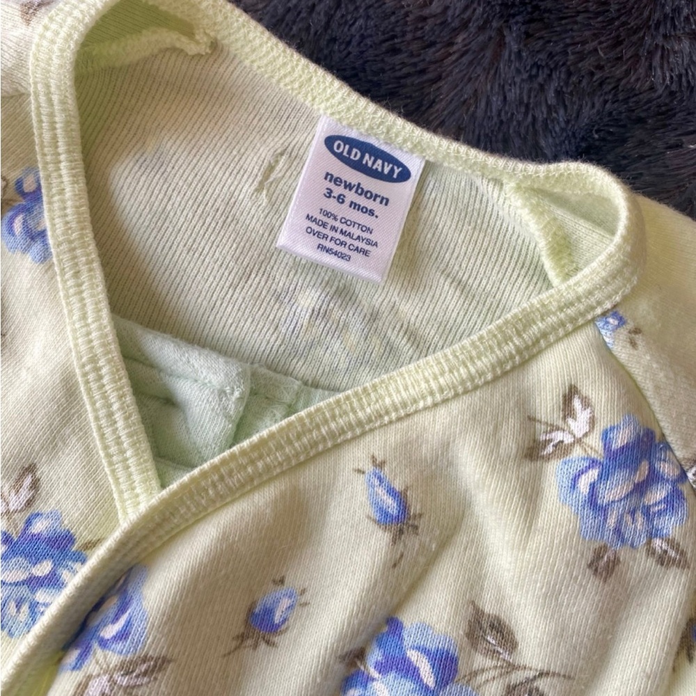 Bundle of 4 pcs cute baby girls clothing (Gap baby & Old Naby Baby) - Picture 11 of 12